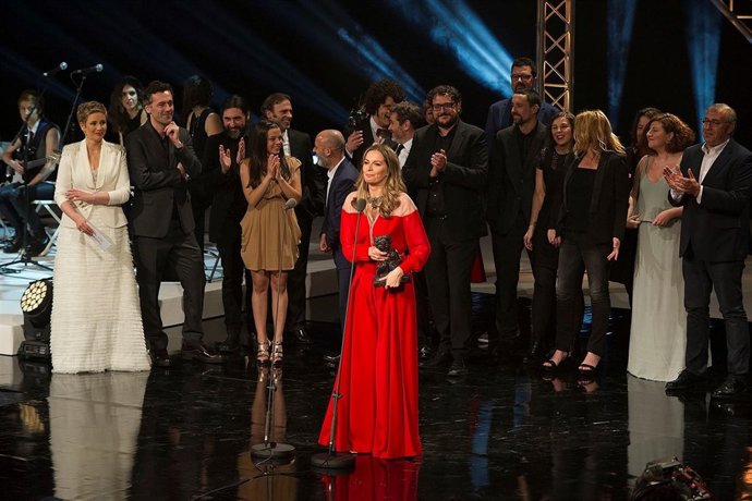 Enma Lustres con el equipo de 'El desconocido' en la gala