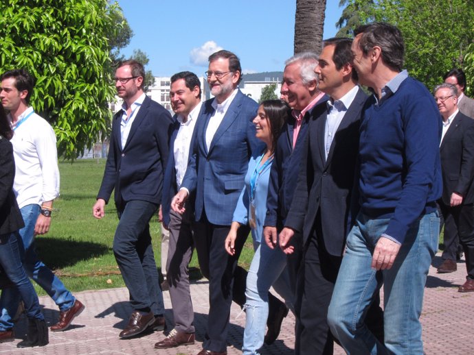 Mariano Rajoy con Juanma Moreno y dirigentes del PP
