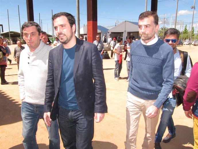 Garzón (centro), entre José Luis Centella (PCE) Maíllo (IULV-CA)