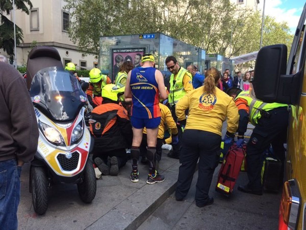 Efectivos del Samur atienden a un hombre tras sufrir un ictus