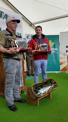 Pedro Álvarez López (derecha), pescador del campanu del Narcea, con el comprador