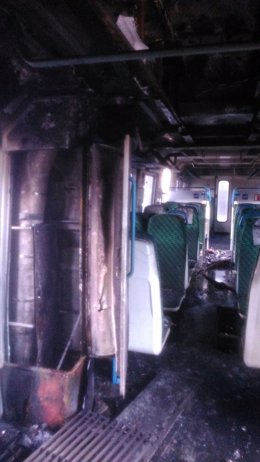 Interior del tren de SFM incendiado