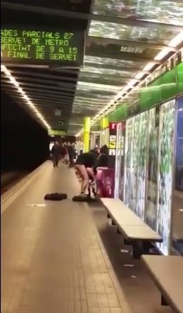 Graban a dos jóvenes teniendo sexo en la estación de Liceu del Metro