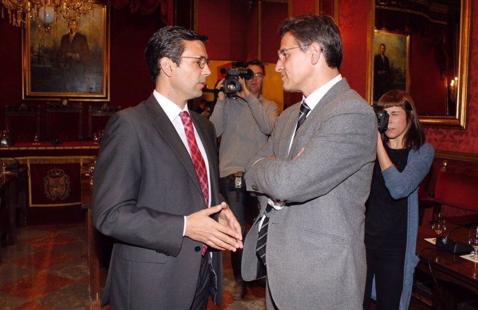 Francisco Cuenca (PSOE) y Luis Salvador (C's) conversan antes del Pleno