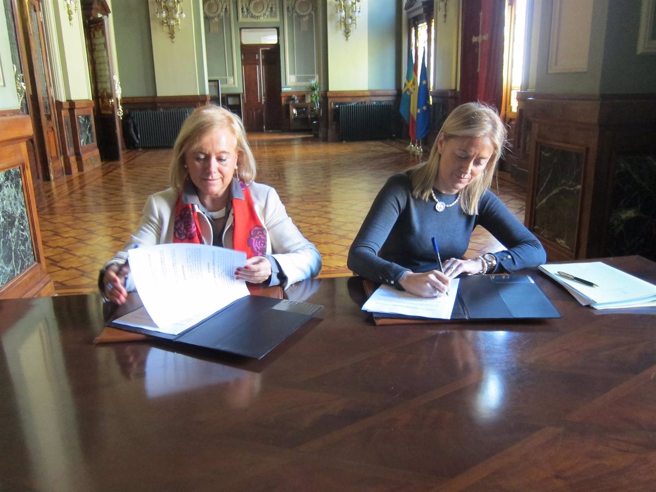 Cristina Coto (Foro) y Mercedes Fernández (PP), firman pacto coalición