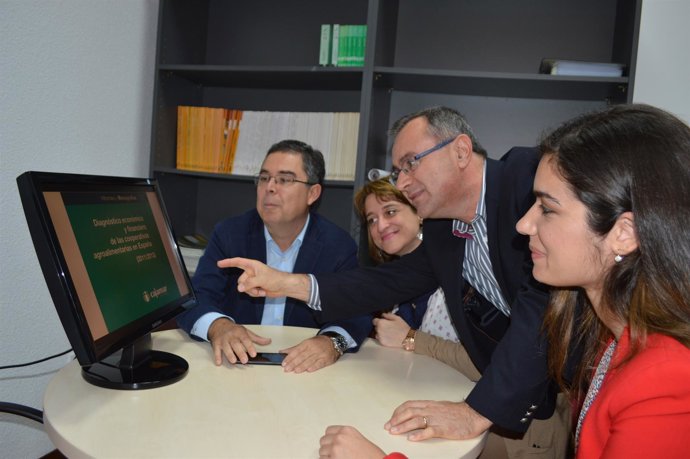 Arcas junto a Domingo García, María Luz Maté y María del Carmen Martínez