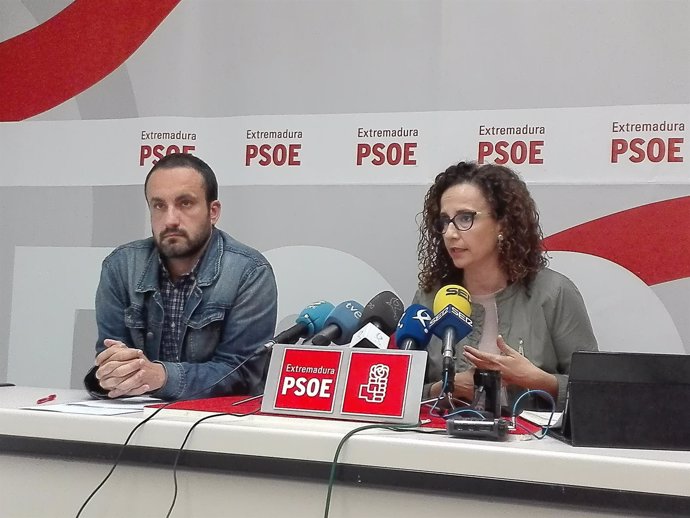 La diputada socialista Pilar Lucio y Eduardo Béjar