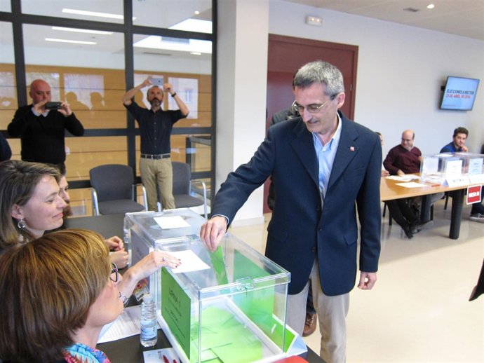 Julio Rubio, candidato a rector por la UR vota en las elecciones