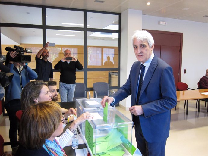 El actual rector de la UR, José Arnáez, vota en elecciones universitarias