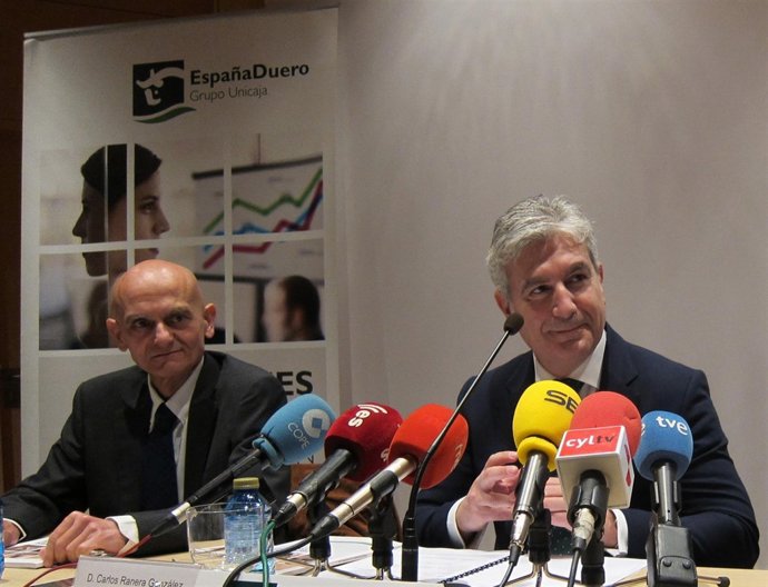 El director comercial de EspañaDuero en rueda de prensa en Valladolid