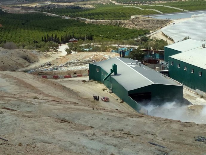 Bomberos del CEIS siguen trabajando en el incendio del vertedero de Abanilla
