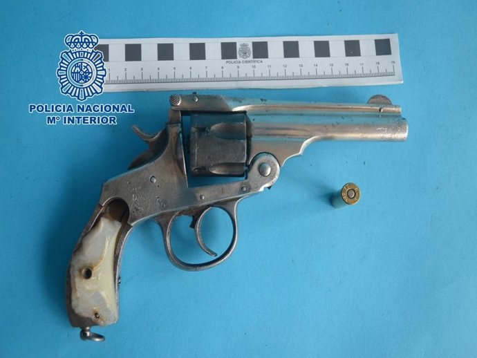 Revólver incautado a individuo en Granada