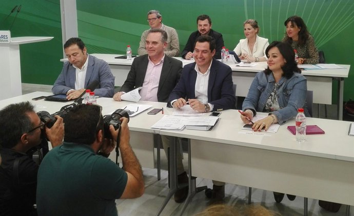 Juanma Moreno preside el Consejo de Alcaldes de Sevilla