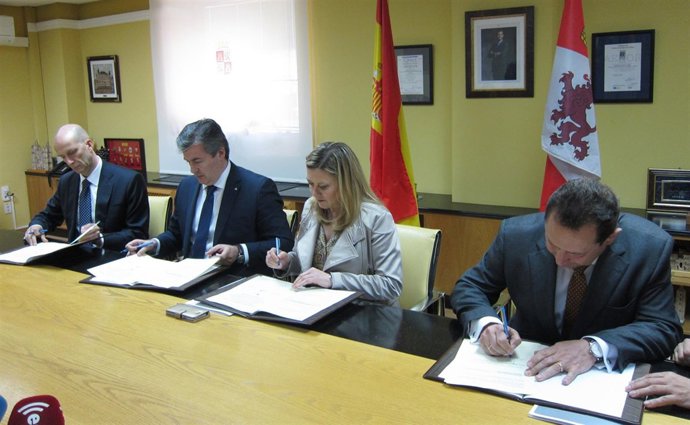 Firma de la adhesión de tres nuevas entidades a la Lanzadera