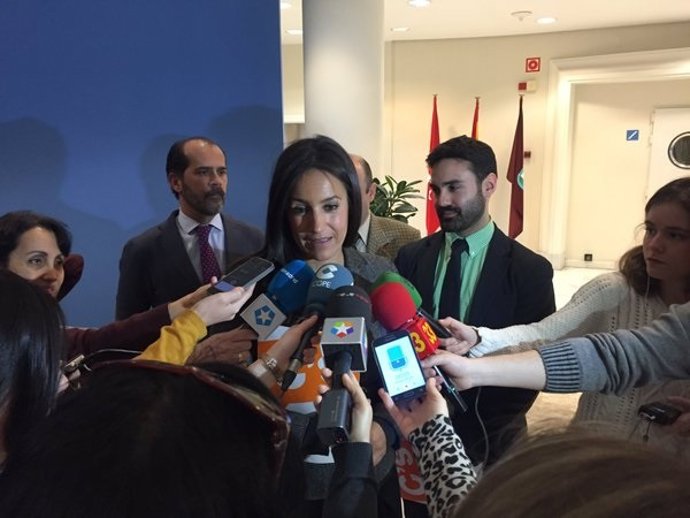 Begoña Villacís atiende a los medios de comunicación