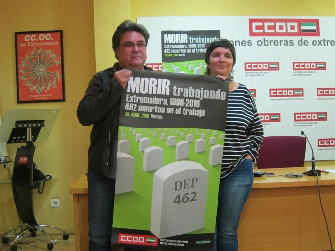 Julián Carretero y Concha Gómez con cartel sobre la siniestralidad laboral