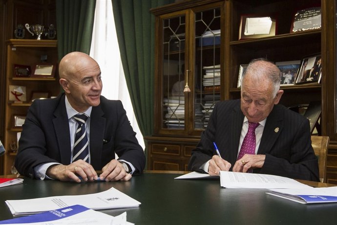 Los presidentes de Diputación y Cámara de Comercio, en la firma del convenio.