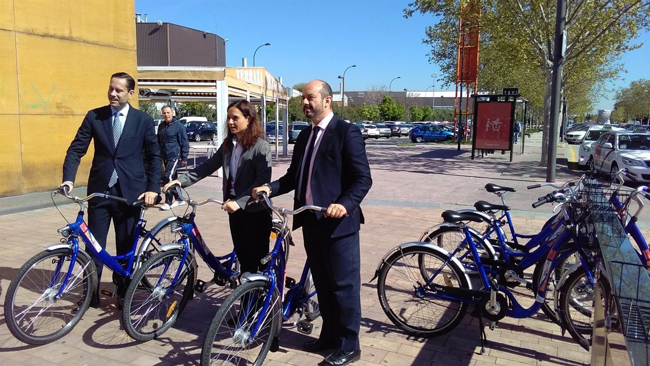 Sara Hernández y Pedro Rollán con el servicio de alquiler de bicicletas