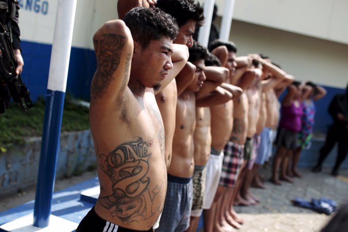 Miembros de la pandilla Barrio 18 en El Salvador 