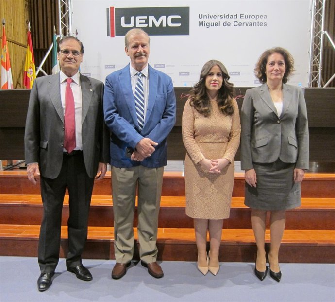 Vicente Fox (2º izq), Imelda Rodríguez y García Cirac en la presentación 