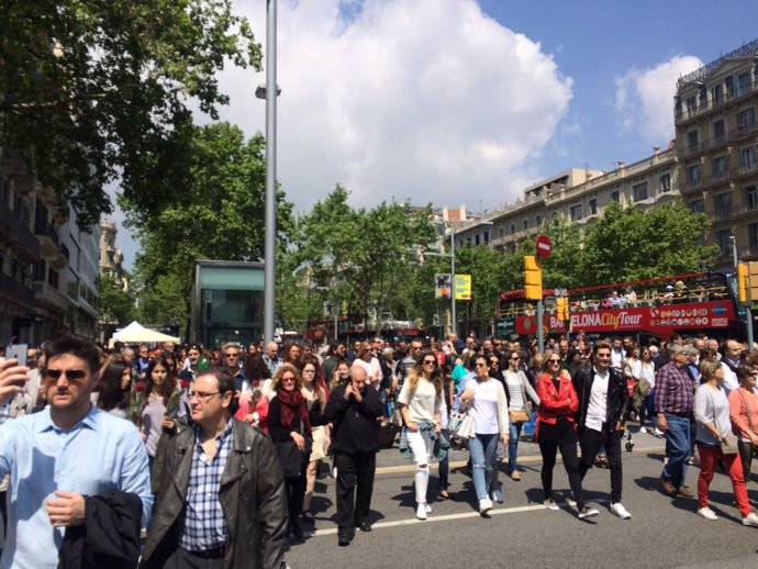 Ciudadanos en las calles de Barcelona por Sant Jordi