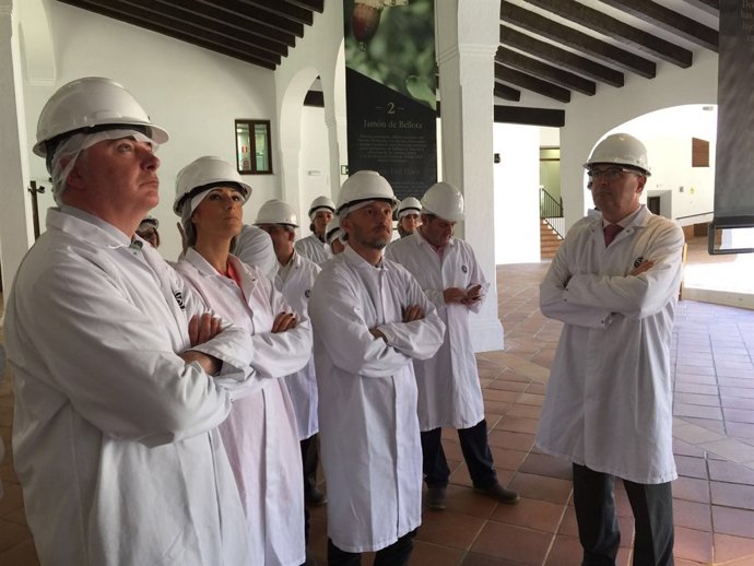 Visita de José Fiscal a la empresa Sánchez Romero Carvajal. 