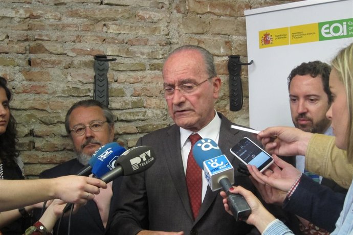 De la Torre, junto a Antonio Díaz (izq.) y Francisco Salas (dcha.).