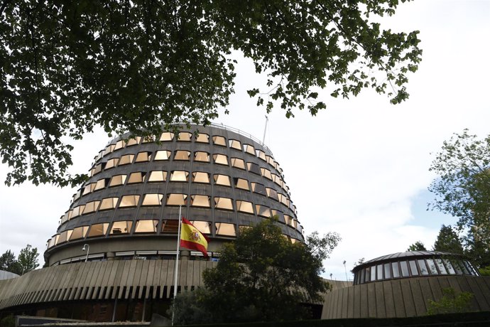 La bandera de España ondea en el Tribunal Constitucional