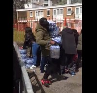 Roban agua embotellada destinada a los corredores de una maratón londinense