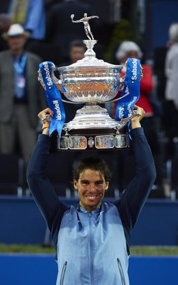 Rafa Nadal levantando el trofeo de ganador