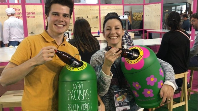 Mario y Vicky, concursantes de Masterchef, reciclando envases de vidrio