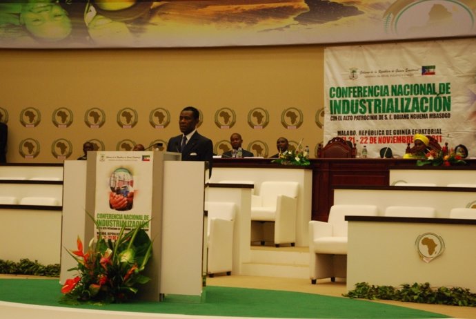  El Presidente De La República de Guínea Ecuatorial Obiang Nguema Mbasogo,  En L