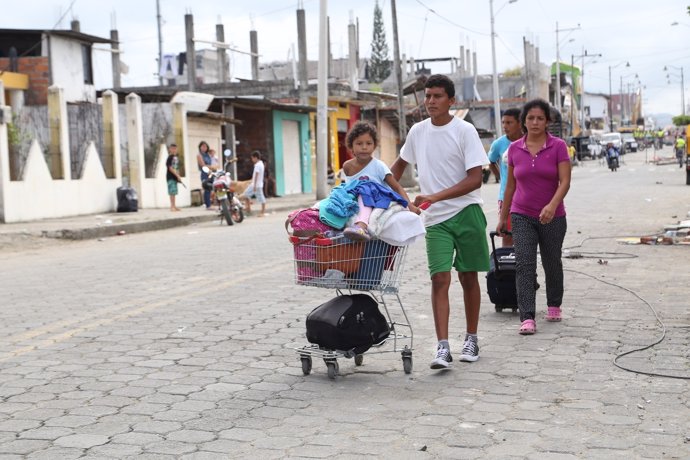 Familia afectada por el terremoto en Ecuador