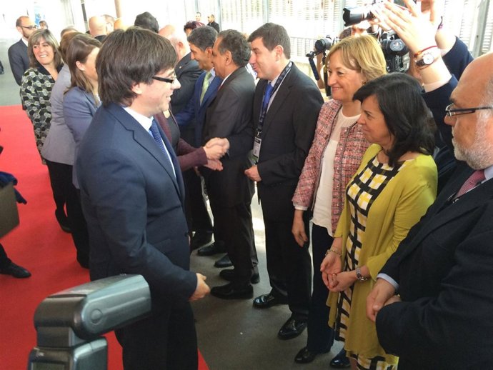 María Jesús Álvarez (consejera de Desarrollo rural) saluda a Carles Puigdemont 