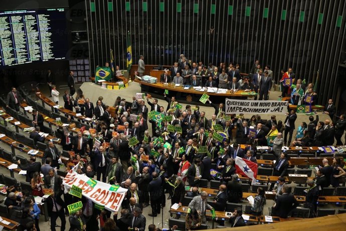 Brasília - Deputados pró e anti-impeachment se manifestam no plenário da Câmara 