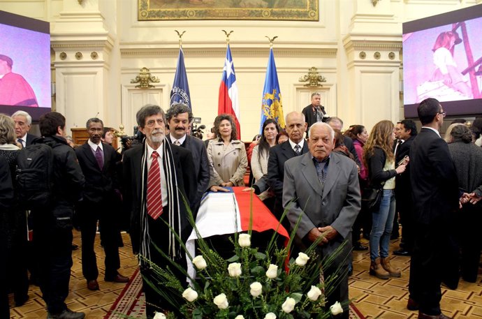 Chilenos rinden homenaje a Neruda