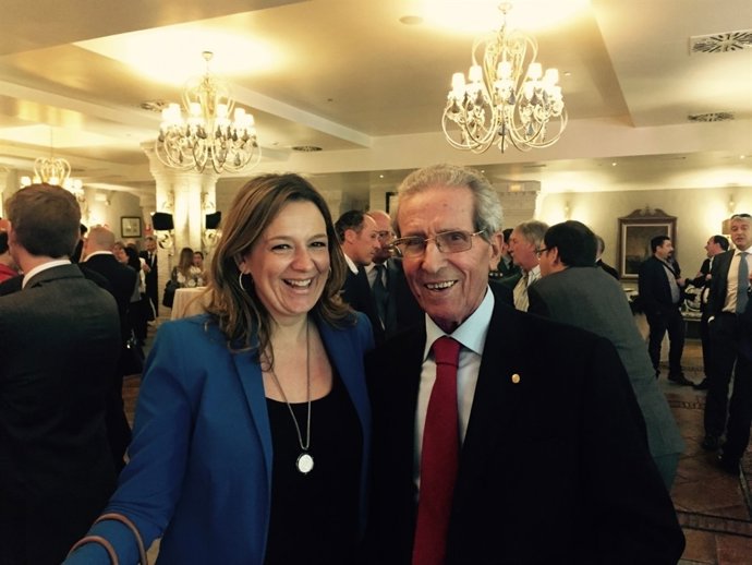 Federico Martín Bahamontes con la Directora de la Vuelta a Asturias