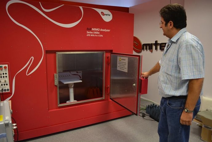 En la foto, Sánchez muestra la cámara reverberación de EMITE.