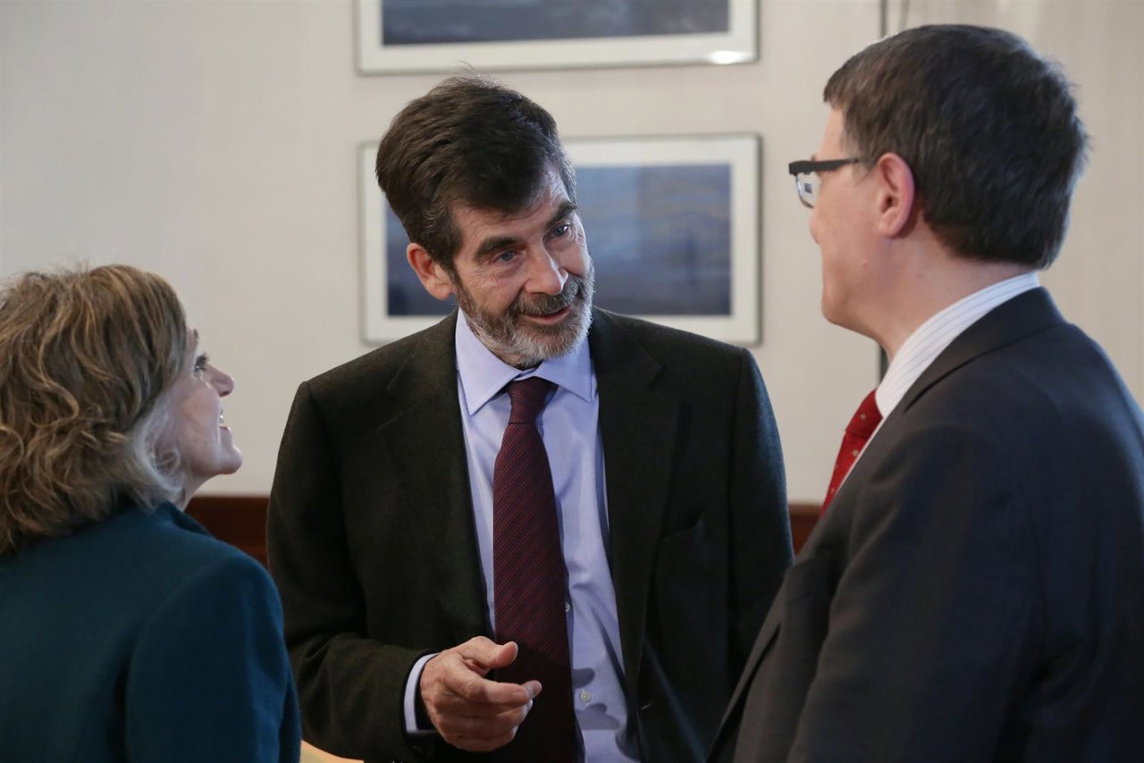 José Enrique Serrano charla con Jordi Sevilla y María Luisa Carcedo