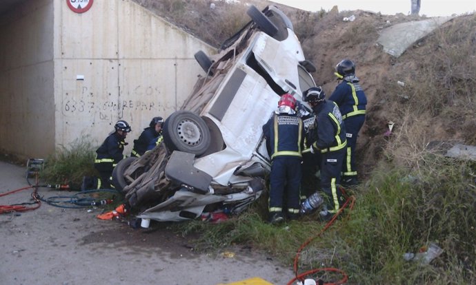 Imagen de la furgoneta accidentada en la autovía Lorca-Águlas