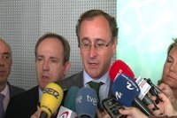 Alonso dice al PSOE que no se puede estar "callado" ante la presencia de Otegi en Bruselas