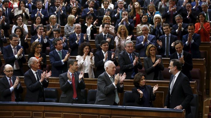 Mariano Rajoy, aplaudido por los diputados del PP en el debate de investidura
