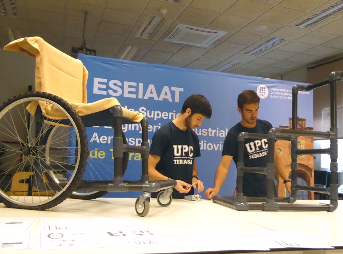Estudiantes de la UPC construyendo la silla de ruedas 'low cost'