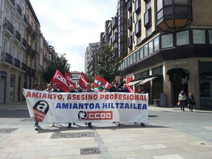 Movilización de ccoo en vitoria contra amianto