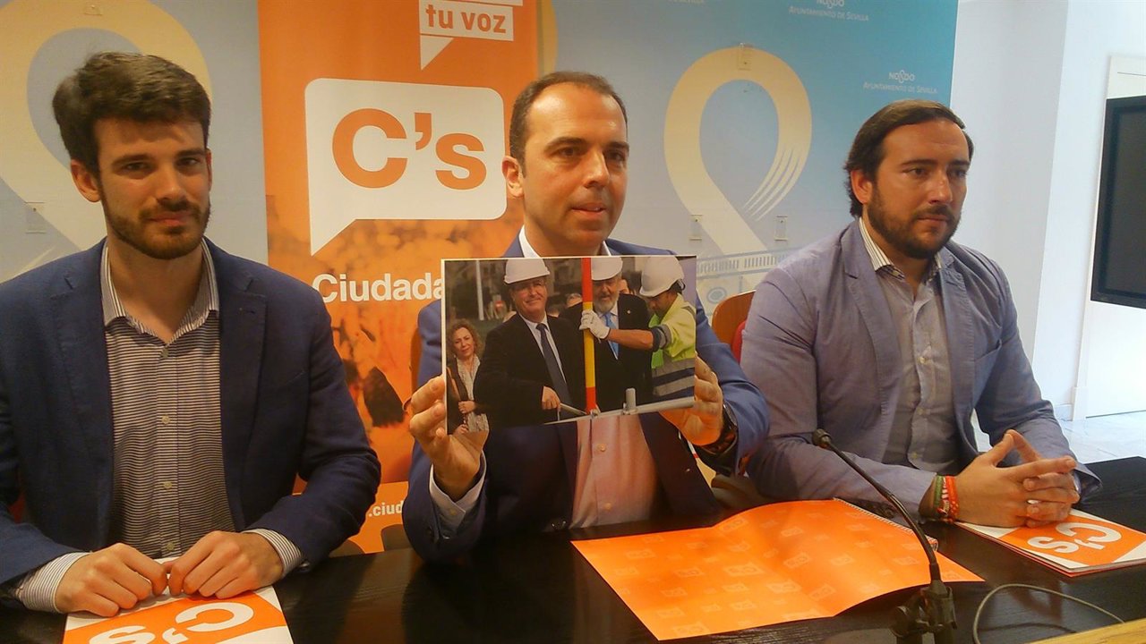 Millán muestra la foto de Cabrera y Carretero.