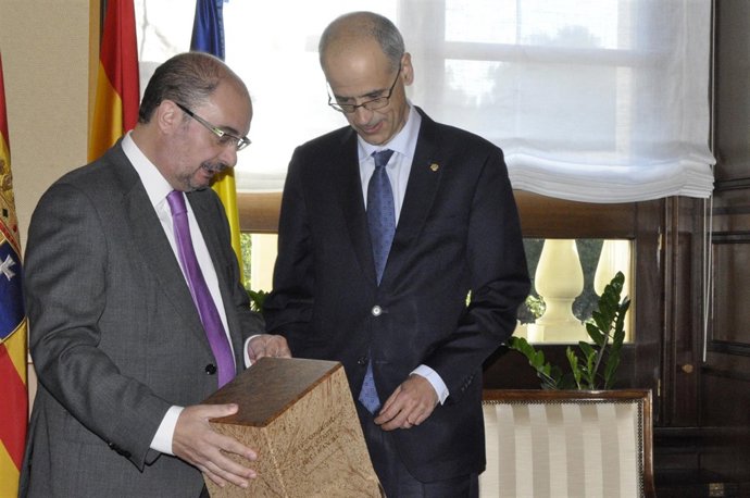 Lambán entrega a Martí un ejemplar de 'El Quijote'