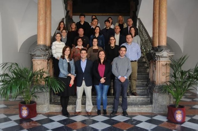 Carrillo (centro) acompañada por representantes de las empresas