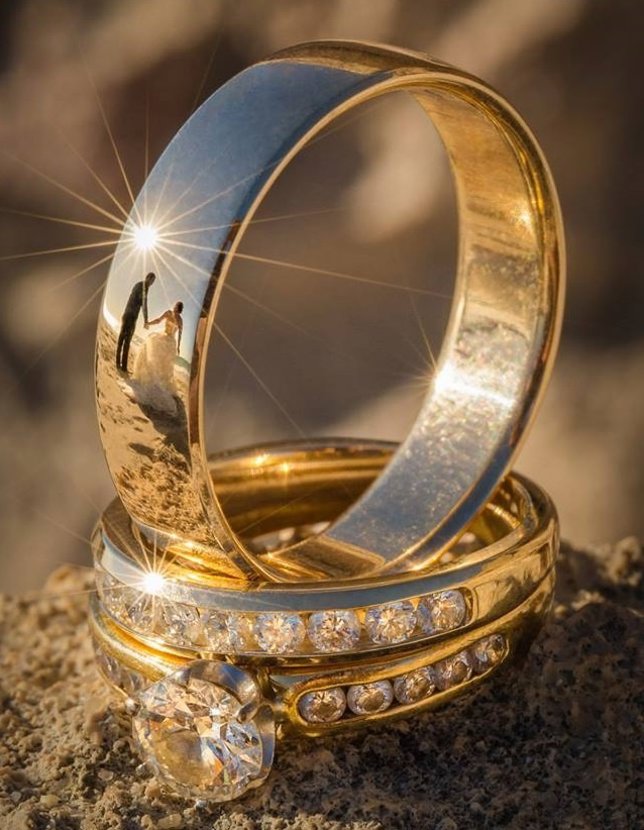 Fotógrafo de bodas captura el amor en el reflejo de los anillos