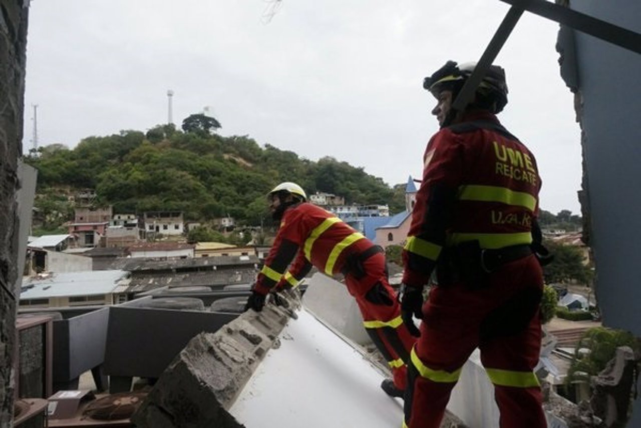 Militares de la UME, ayudando en labores de rescate en Ecuador