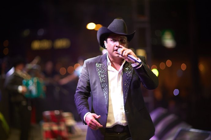 El cantante del género 'Grupero' Julión Alvarez en un concierto